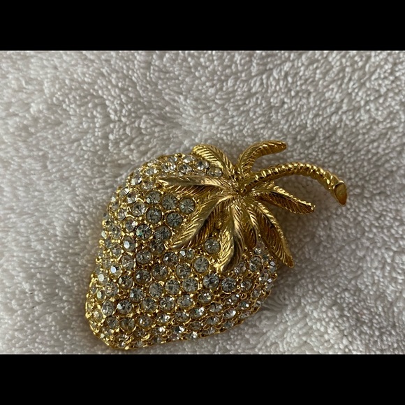 Vintage Strawberry Rhinestone Pin Brooch - Picture 4 of 7